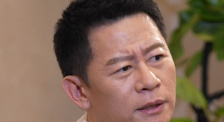 他扒开内裤把舌头进去